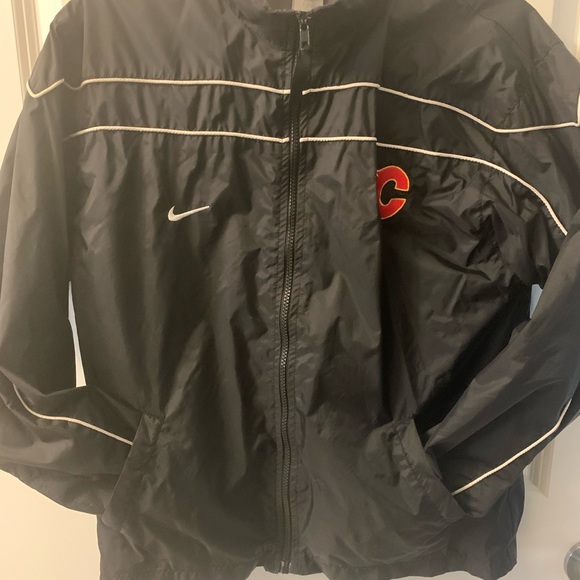 Calgary Flames Officially Licensed Nike Team Lightweight Jacket - Picture 6 of 11